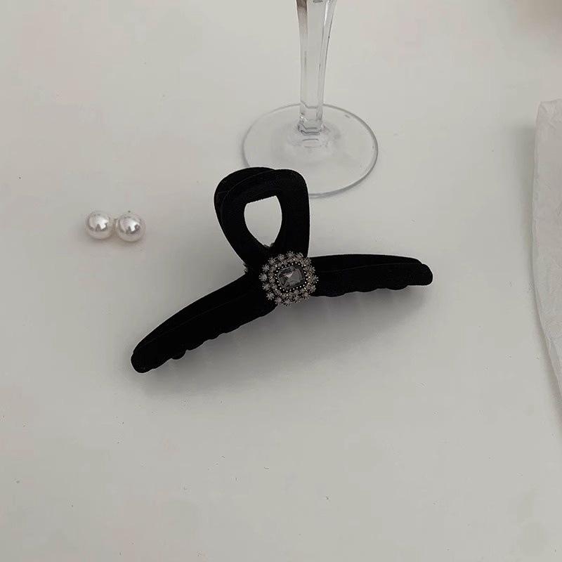 Flash drill velvet hair grab autumn and winter hairpin simple back head coil hair shark clip versatile temperament grab clip hair accessories
Flash drill velvet hair grab autumn and winter hairpin simple back head coil hair shark clip versatile temperament grab clip hair accessories