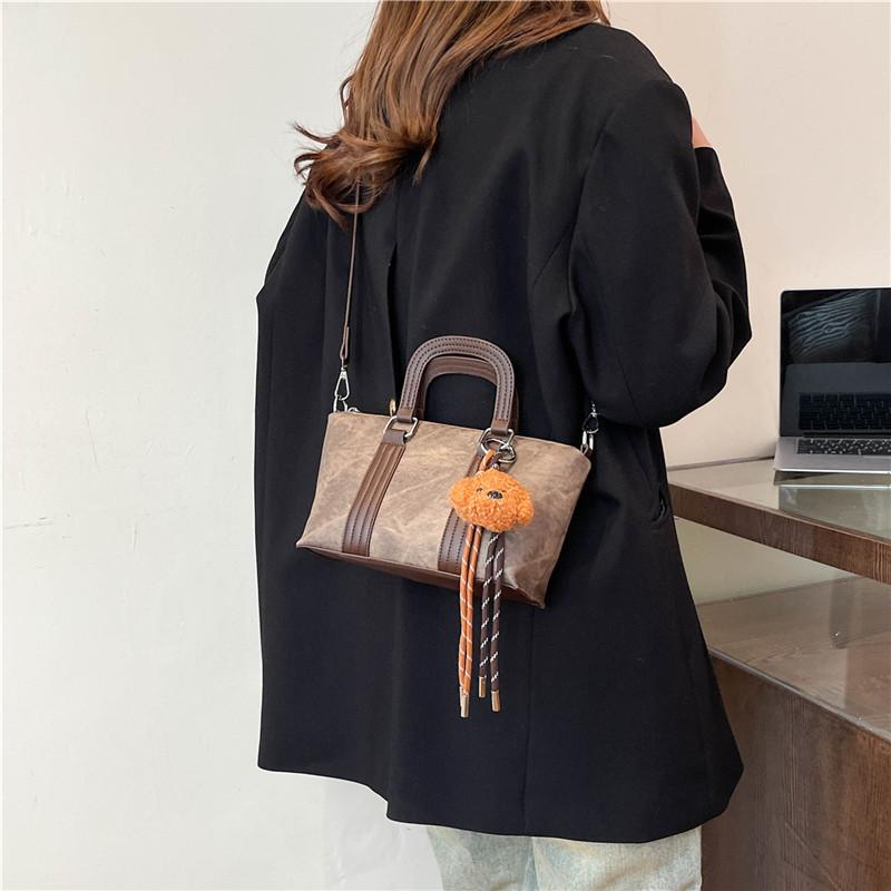 Portable retro matte bucket bag women s 2025 autumn and winter new trend versatile shoulder bag high-end niche women s bag 25*10*15 темно-коричневого кольору
Portable retro matte bucket bag women s 2025 autumn and winter new trend versatile shoulder bag high-end niche women s bag 25*10*15 темно-коричневого кольору