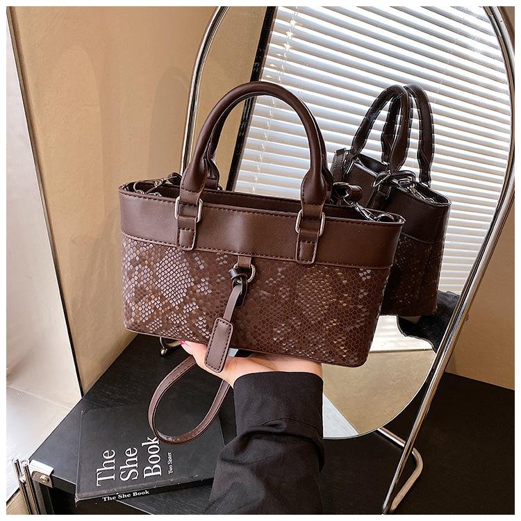 2025 new spring contrasting color splicing hand bag fashionable shoulder bag cloth pattern oblique span bag women s small square bag
2025 new spring contrasting color splicing hand bag fashionable shoulder bag cloth pattern oblique span bag women s small square bag