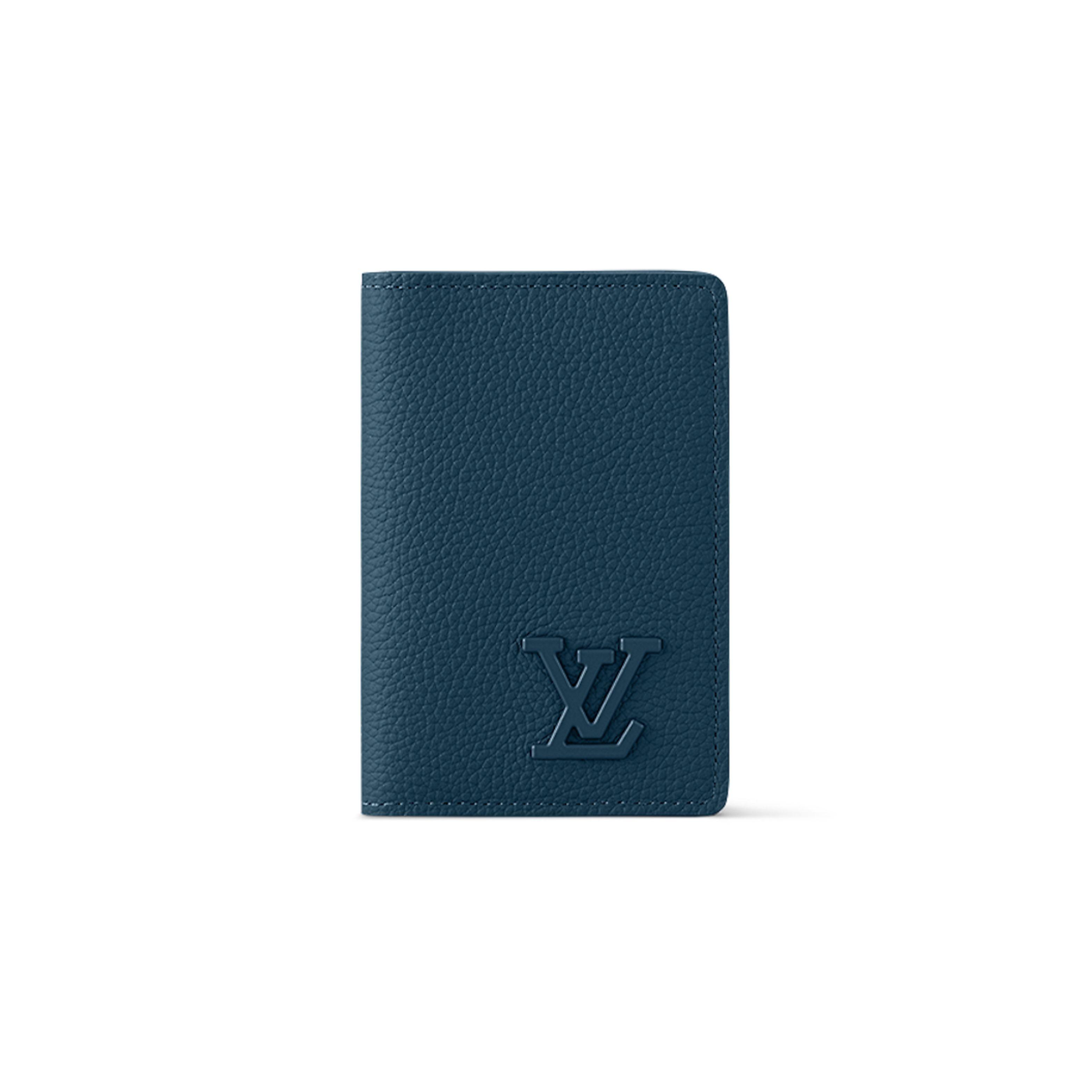 Гаманець Louis Vuitton Aerogram Monogram з клапаном Чоловічий гаманець Atlantic-Blue M82806 Basic Set (Bag+Dust Bag)
Гаманець Louis Vuitton Aerogram Monogram з клапаном Чоловічий гаманець Atlantic-Blue M82806 Basic Set (Bag+Dust Bag)