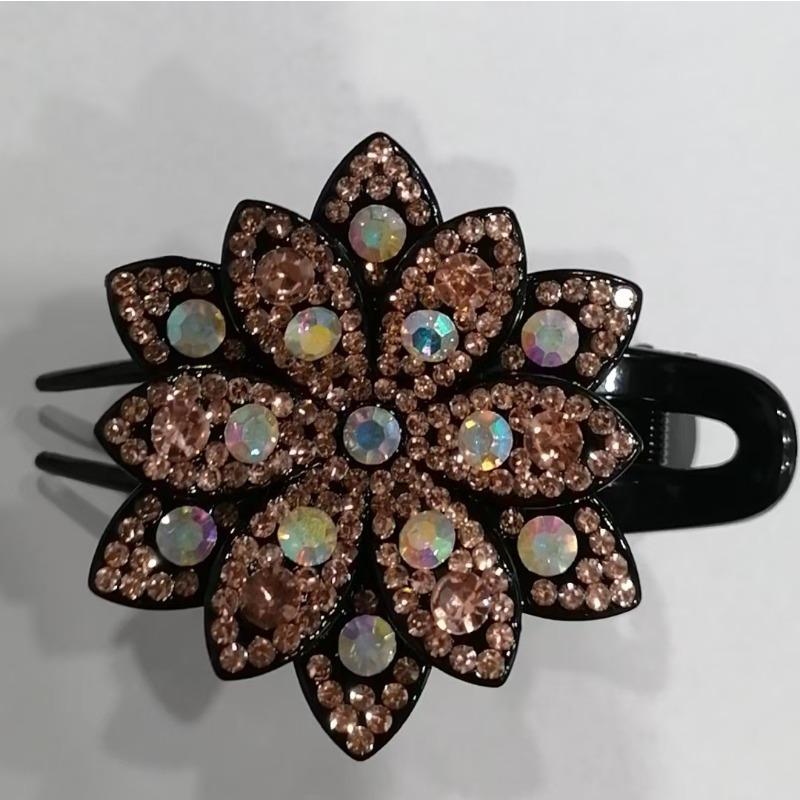Three-pronged Hair Clip with Duckbill-shaped Clip for The Hair At The Back of The Head, Featuring A Flower Pattern on The Side. шампанського
Three-pronged Hair Clip with Duckbill-shaped Clip for The Hair At The Back of The Head, Featuring A Flower Pattern on The Side. шампанського
