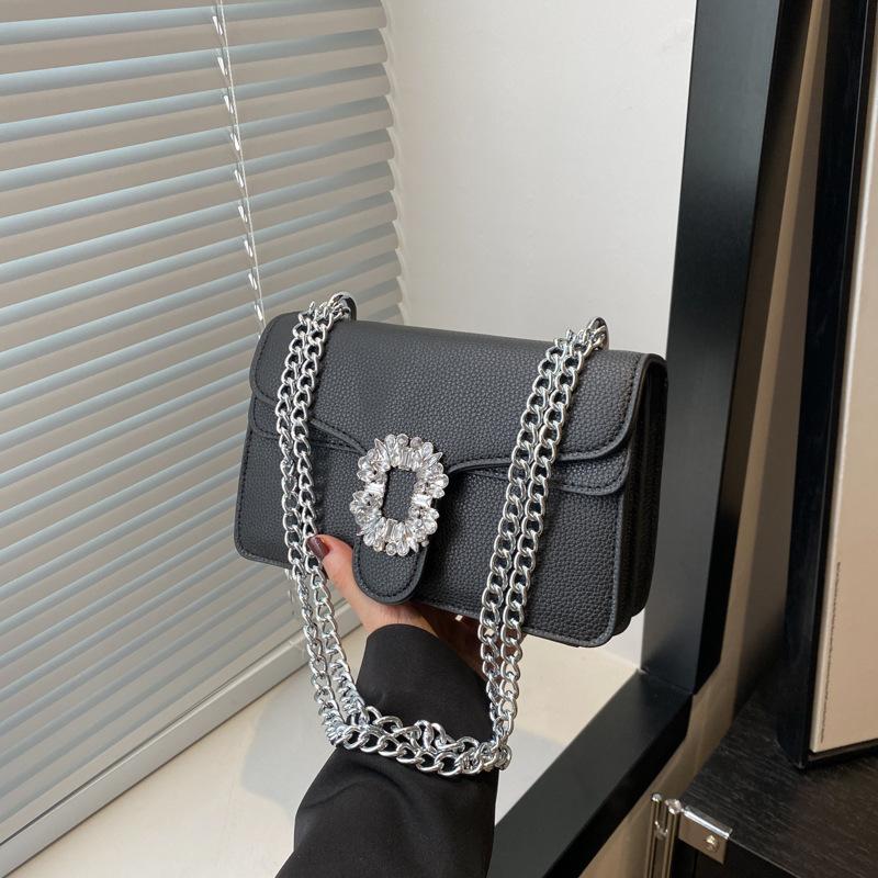 Модна маленька квадратна сумка, інкрустована діамантами, 2024, нова жіноча сумочка з дорогоцінним камінням у національному стилі, жіноча сумка з іноземною текстурою, сумка через плече чорний
Модна маленька квадратна сумка, інкрустована діамантами, 2024, нова жіноча сумочка з дорогоцінним камінням у національному стилі, жіноча сумка з іноземною текстурою, сумка через плече чорний