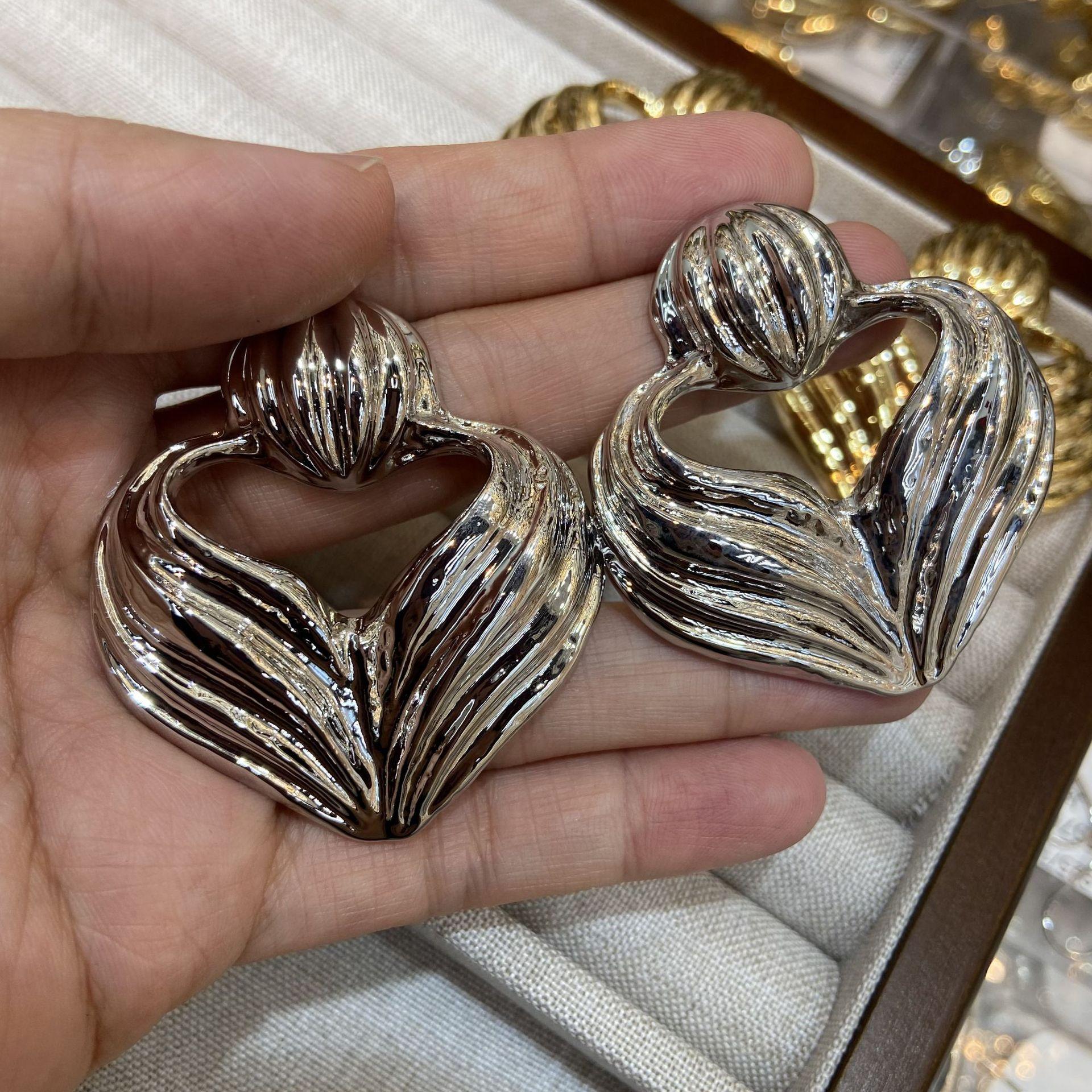 Temperament Personality Exaggerated Design Sense Line Love Hollow Earrings Women, Copper Gold Plated Color Retention Fashion Trend
Temperament Personality Exaggerated Design Sense Line Love Hollow Earrings Women, Copper Gold Plated Color Retention Fashion Trend