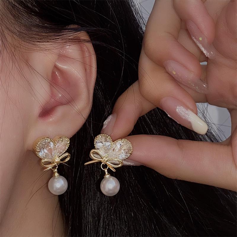\nDelicate French Zircon Heart Stud Earrings with Bow, Pearl Tassels in 925 Silver for Women
\nDelicate French Zircon Heart Stud Earrings with Bow, Pearl Tassels in 925 Silver for Women