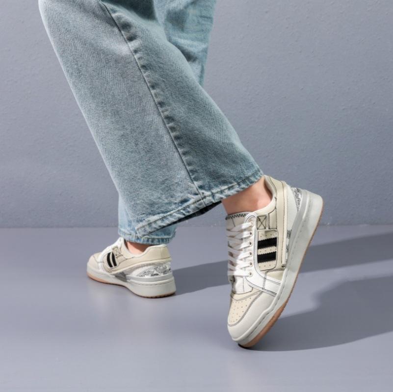 Three bars winter new niche couple line painted board shoes men s and women s sports shoes design sense versatile casual white shoes 35
Three bars winter new niche couple line painted board shoes men s and women s sports shoes design sense versatile casual white shoes 35