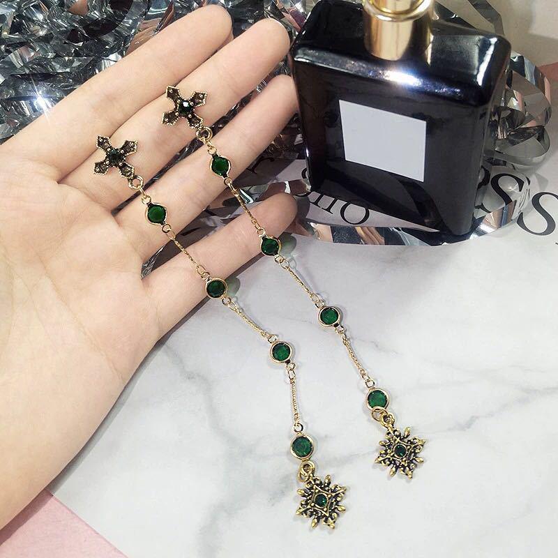 Барочные серьги-кисточки с крестом из изумрудов и бриллиантов, со швензами из серебра S925
Барочные серьги-кисточки с крестом из изумрудов и бриллиантов, со швензами из серебра S925