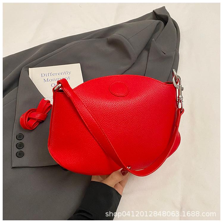 Нишевая сумка-пельмень подмышку 2025 новая женская сумка на плечо сумка-мессенджер высококлассная универсальная сумка-седло с узором личи красный
Нишевая сумка-пельмень подмышку 2025 новая женская сумка на плечо сумка-мессенджер высококлассная универсальная сумка-седло с узором личи красный