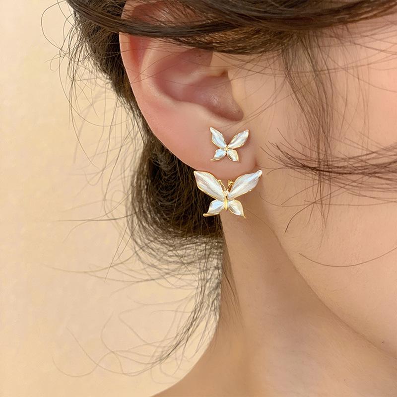 Silver Needle Dual-Style Butterfly Drip Oil Fashion Earrings - Lightweight, High-End Stud Design for Women
Silver Needle Dual-Style Butterfly Drip Oil Fashion Earrings - Lightweight, High-End Stud Design for Women