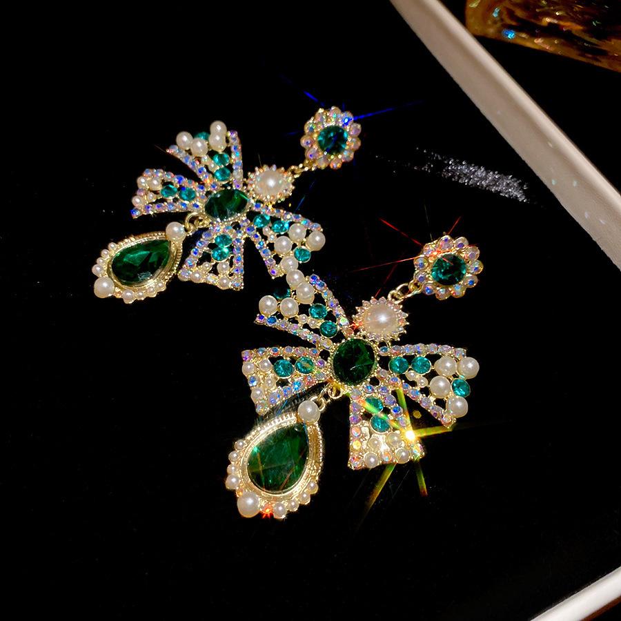 Серьги-пусеты «Серебряная игла» с вырезами в виде цветов из циркония — изысканные высококлассные пусеты с чувством стиля.
Серьги-пусеты «Серебряная игла» с вырезами в виде цветов из циркония — изысканные высококлассные пусеты с чувством стиля.