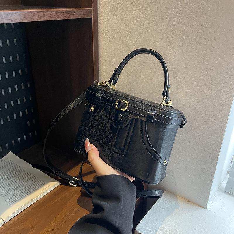 Simple senior sense of square shape soft and durable fashion exquisite new light luxury commuting slanting cross shoulder handbag чёрный
Simple senior sense of square shape soft and durable fashion exquisite new light luxury commuting slanting cross shoulder handbag чёрный