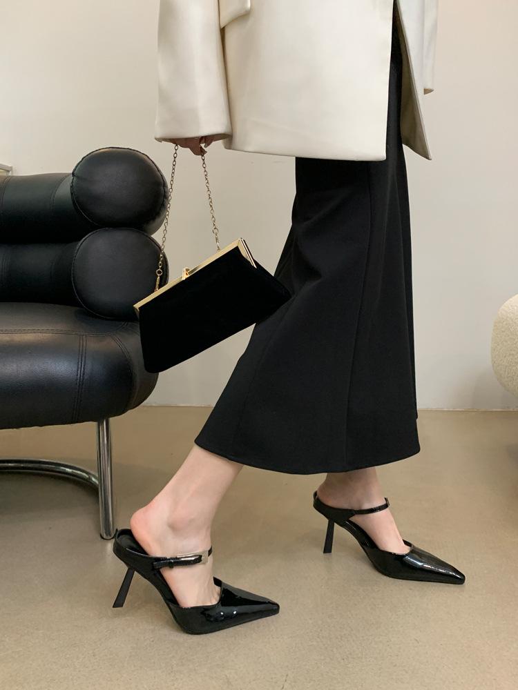 Летние остроносые туфли на высоком каблуке для улицы, шлепанцы в европейском и американском стиле, с сумкой на носке, полусабо, с металлической пряжкой на тонком каблуке, сандалии-мюли 35
Летние остроносые туфли на высоком каблуке для улицы, шлепанцы в европейском и американском стиле, с сумкой на носке, полусабо, с металлической пряжкой на тонком каблуке, сандалии-мюли 35