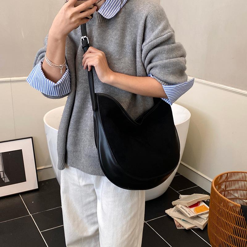 New Retro Matte Commuter Crossbody Bag Women Large Capacity Shoulder Bucket Bag Comfortable and Versatile Texture Storage Bags чёрный
New Retro Matte Commuter Crossbody Bag Women Large Capacity Shoulder Bucket Bag Comfortable and Versatile Texture Storage Bags чёрный
