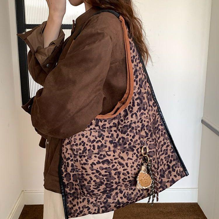 Fashion Harajuku Leopard Plaid Tote Bag Women Large Capacity Lightweight Shoulder Bag Ladies Daily Casual Versatile Underarm Bag 40x30x3cm
Fashion Harajuku Leopard Plaid Tote Bag Women Large Capacity Lightweight Shoulder Bag Ladies Daily Casual Versatile Underarm Bag 40x30x3cm