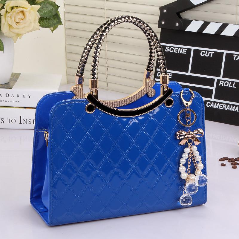 Patent leather lattice Pearl pendant women s handbags European and American fashion designer shoulder bags hard women bag синий
Patent leather lattice Pearl pendant women s handbags European and American fashion designer shoulder bags hard women bag синий