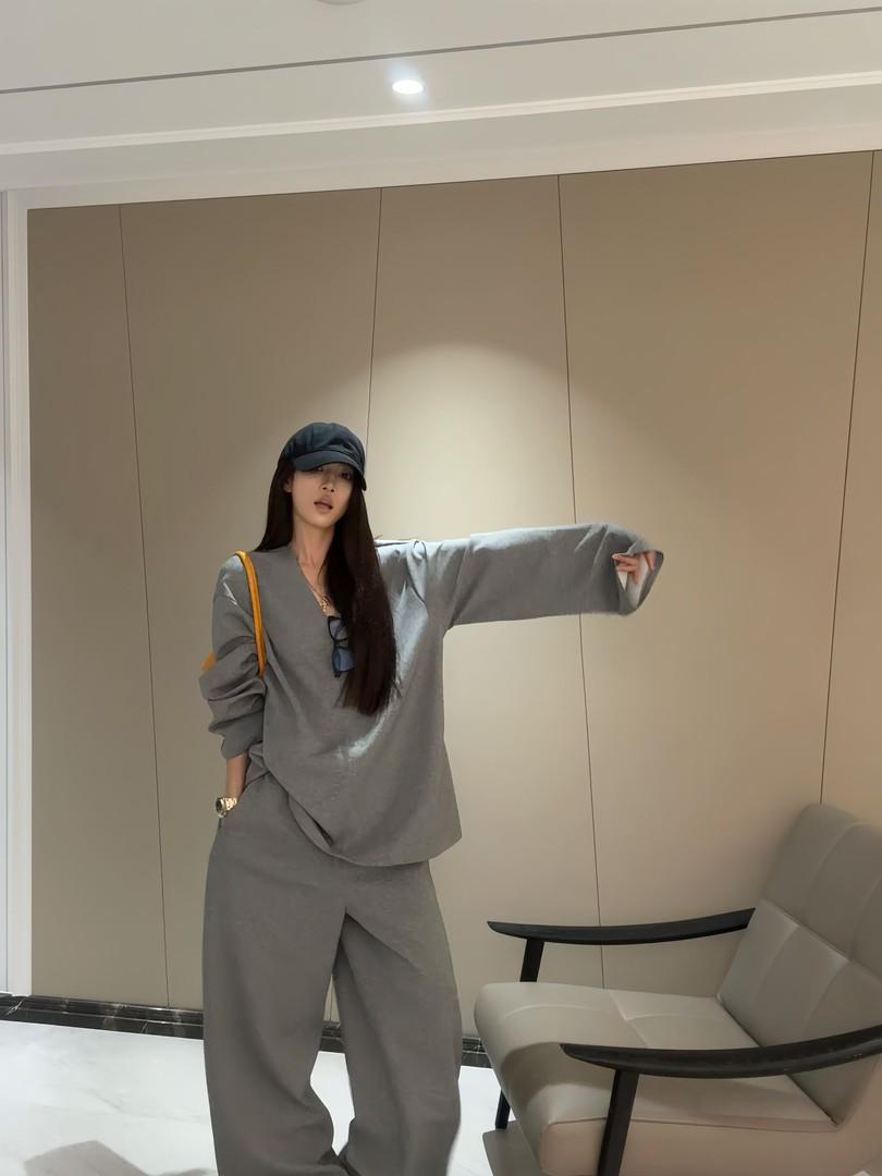 Clip 3875# V-Neck Air-Feeling Sweatshirt and Jogger Set - Loose, Slimming, Versatile Two-Piece Outfit M чёрный
Clip 3875# V-Neck Air-Feeling Sweatshirt and Jogger Set - Loose, Slimming, Versatile Two-Piece Outfit M чёрный