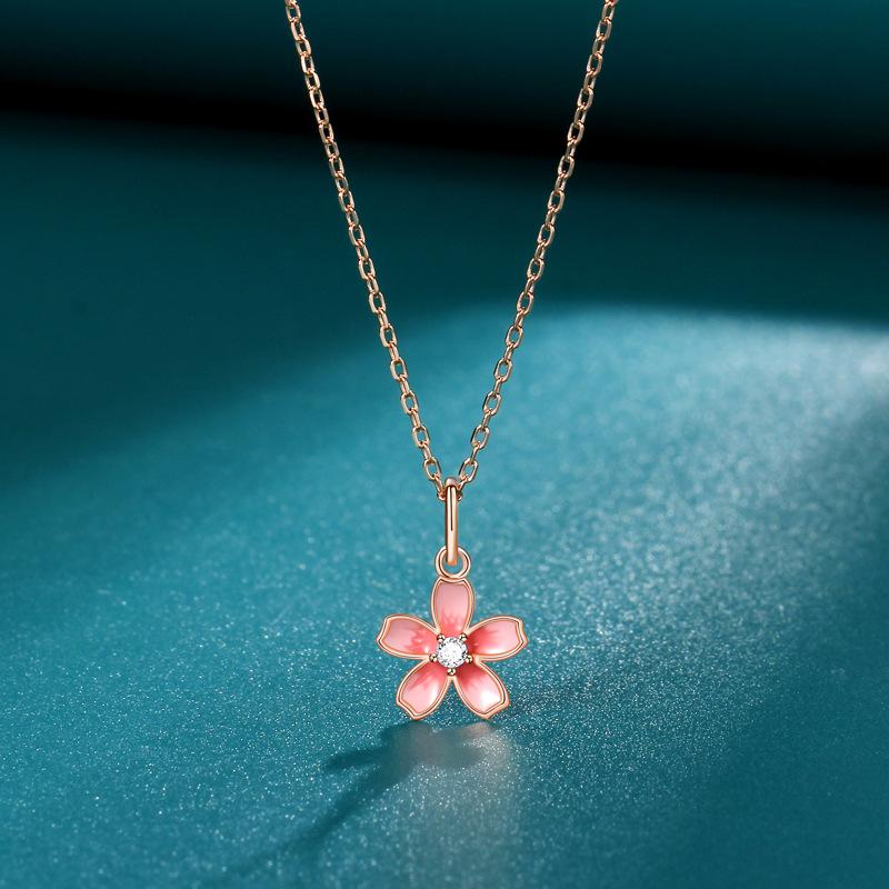 Ожерелье из цветущей вишни эмалевого цвета, женский кулон в виде цветка сливы, модное и простое, подарок на день рождения для девушки
Ожерелье из цветущей вишни эмалевого цвета, женский кулон в виде цветка сливы, модное и простое, подарок на день рождения для девушки