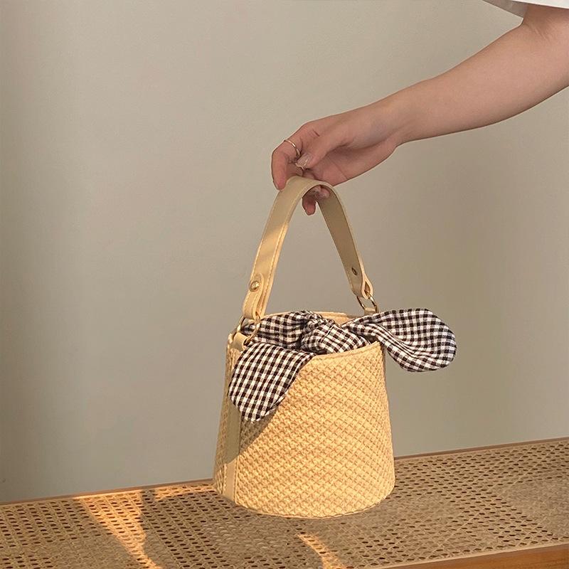 1pcs Straw Woven Bucket Bag Fashion Knot Top Handle Bag Ladies Crossbody Woven Purse Stylish Summer Casual Handbag about17x15x17cm
1pcs Straw Woven Bucket Bag Fashion Knot Top Handle Bag Ladies Crossbody Woven Purse Stylish Summer Casual Handbag about17x15x17cm