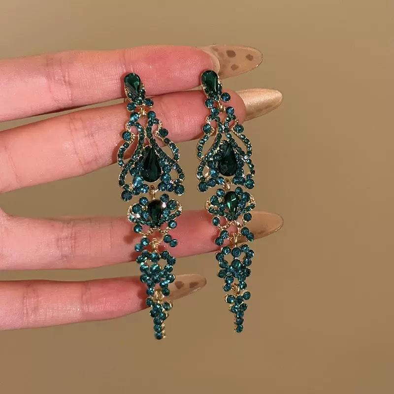 Retro exaggerated green diamond-encrusted flower earrings, personalized exaggerated design sense, long earrings, light luxury temperament earrings
Retro exaggerated green diamond-encrusted flower earrings, personalized exaggerated design sense, long earrings, light luxury temperament earrings