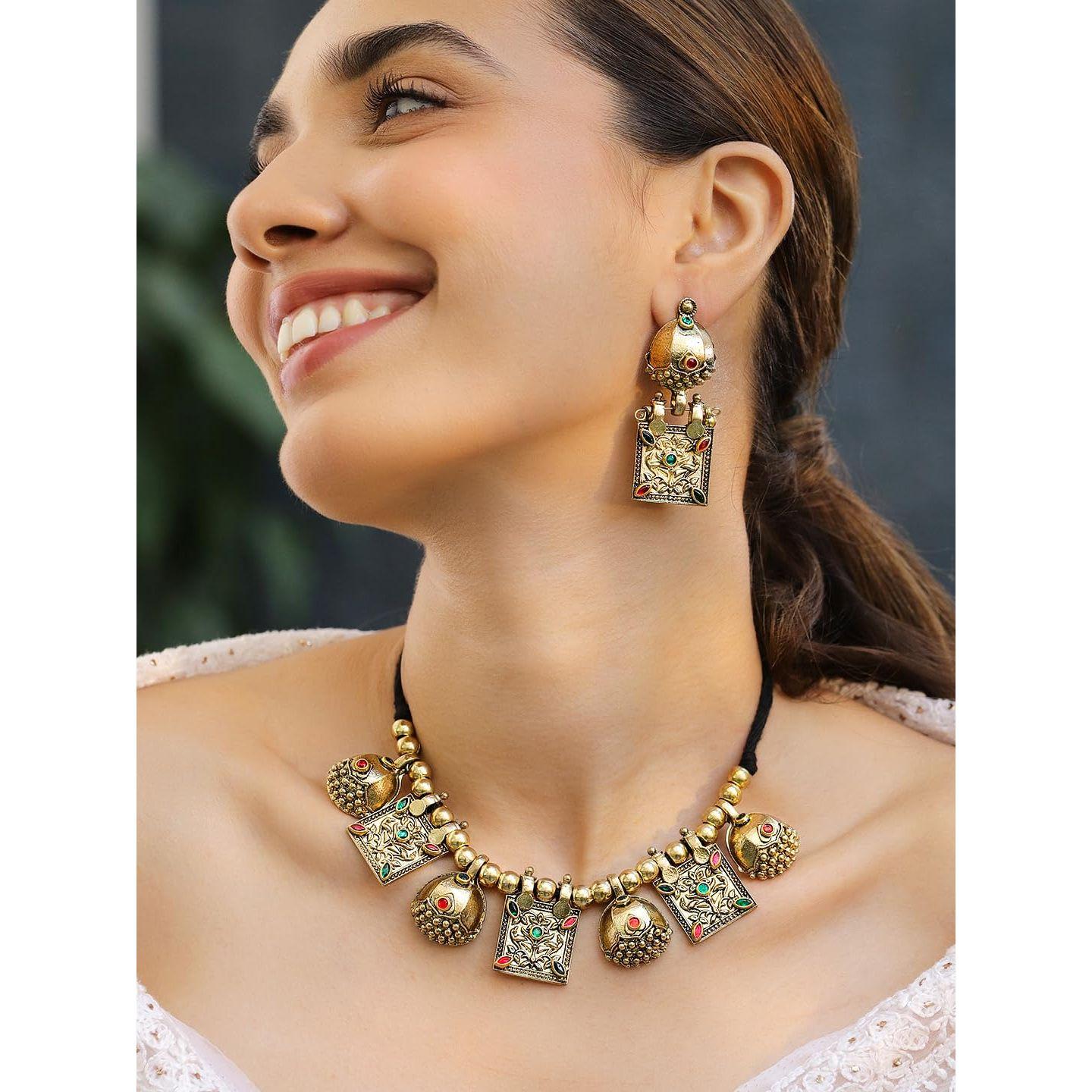 Oxidised Handcrafted Stone Studded Necklace Set For Women and Girls – Perfect for Weddings and Special Occasions
Oxidised Handcrafted Stone Studded Necklace Set For Women and Girls – Perfect for Weddings and Special Occasions