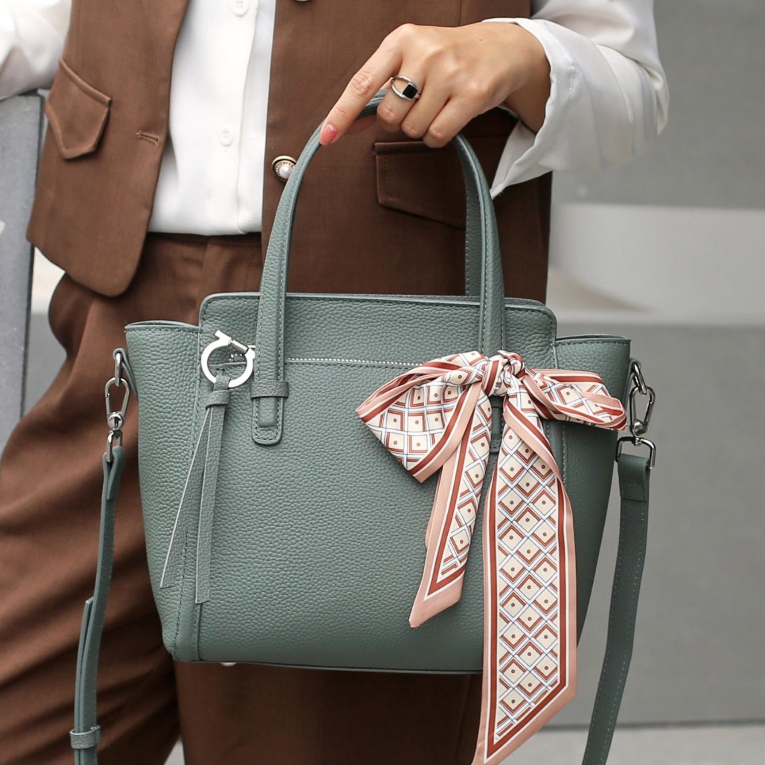 Cowhide Women s Bags, Crossbody Portable Women s Bags, Fashion Silk Scarves, Multi-compartment Commuter Bags, Shopping Bags. хакі
Cowhide Women s Bags, Crossbody Portable Women s Bags, Fashion Silk Scarves, Multi-compartment Commuter Bags, Shopping Bags. хакі
