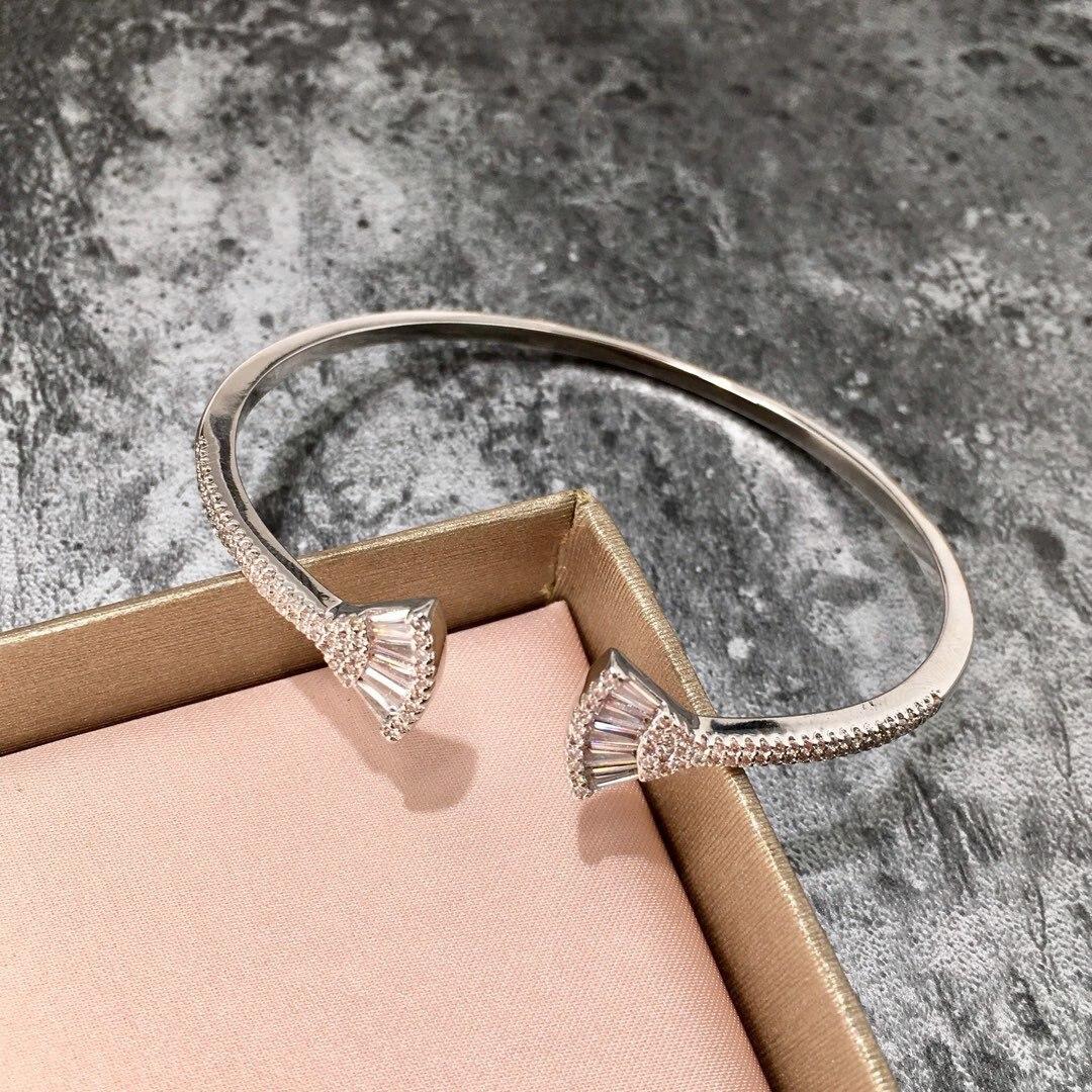 НОВИНКА IN2023 Горячая тенденция Вентиляторная лестница Квадратная дрель Маленькая юбка Открытый браслет Золото Розовое золото СереброПовседневная одежда, вечеринка, день рождения серебряный