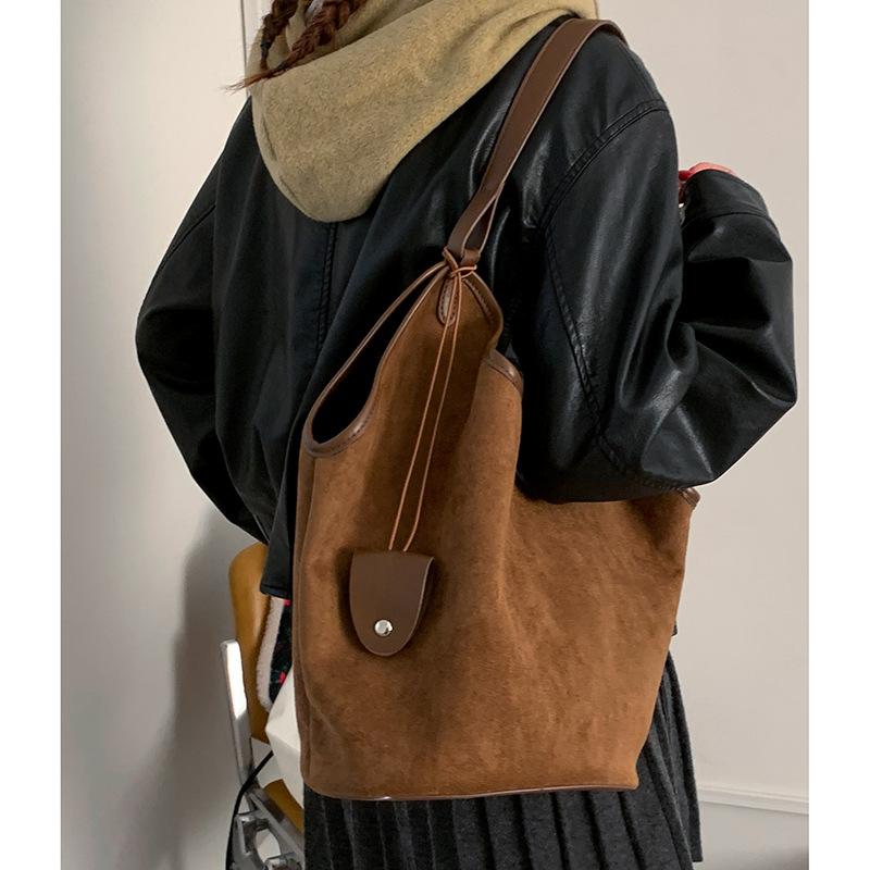 Large Capacity Bag Women S Autumn And Winter Retro Fashion Shoulder Bag Niche Versatile Commuter Tote Bag коричневый
Large Capacity Bag Women S Autumn And Winter Retro Fashion Shoulder Bag Niche Versatile Commuter Tote Bag коричневый