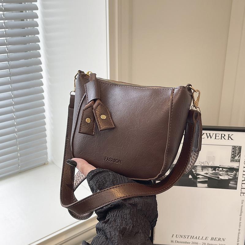 Ретро ощущение зрелости простой новый популярный модный универсальный тренд темперамент на плечо сумка-мессенджер универсальная полукруглая сумка коричневый
Ретро ощущение зрелости простой новый популярный модный универсальный тренд темперамент на плечо сумка-мессенджер универсальная полукруглая сумка коричневый