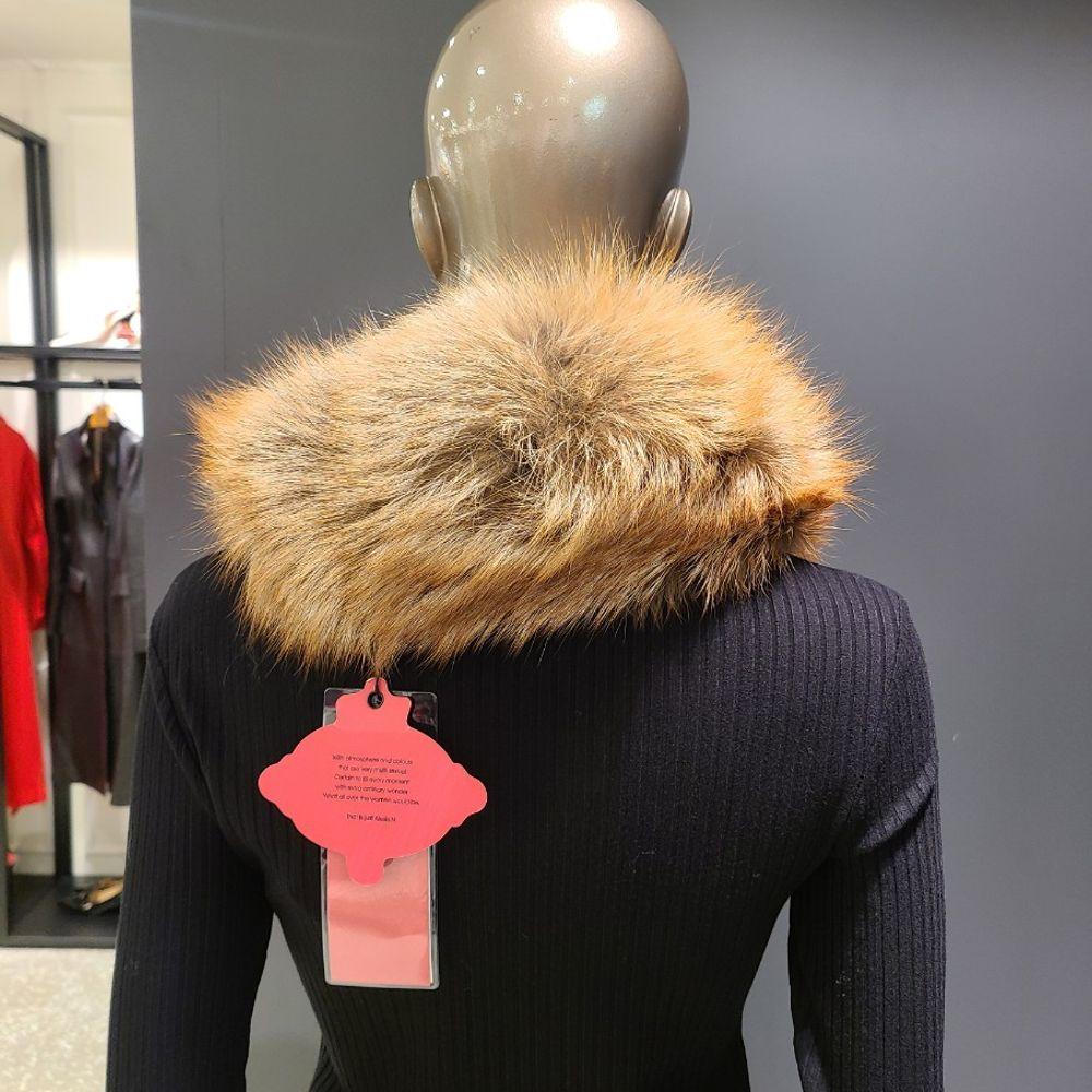 Jessie New York Fox Fur Muffler MCW5NRAM1740
Jessie New York Fox Fur Muffler MCW5NRAM1740