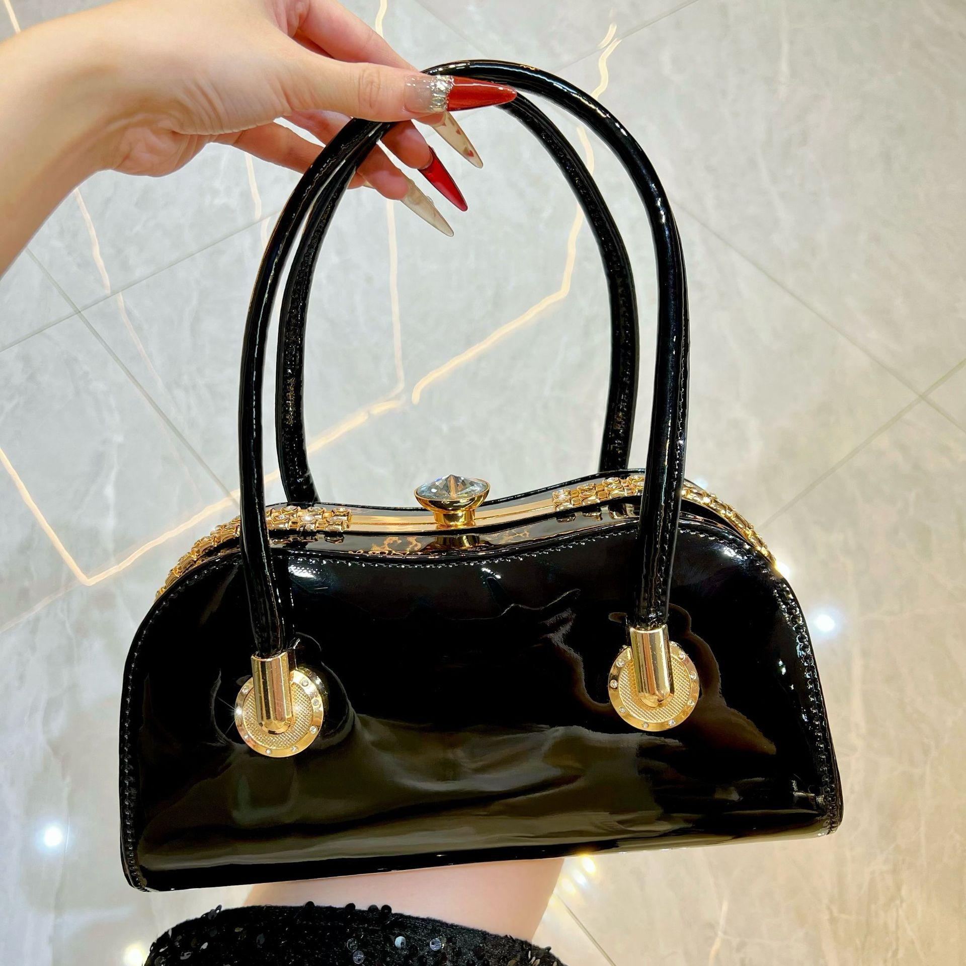 New women s large-capacity handbag retro fashion dinner bag niche versatile commuter women s bag shoulder messenger bag чёрный
New women s large-capacity handbag retro fashion dinner bag niche versatile commuter women s bag shoulder messenger bag чёрный