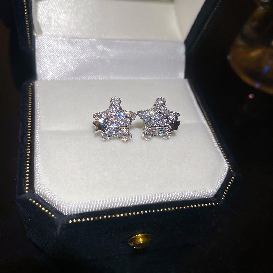 Серьги-пусеты простые супер блестящие серьги легкая роскошь высокое чувство универсальные серьги женщины
Серьги-пусеты простые супер блестящие серьги легкая роскошь высокое чувство универсальные серьги женщины