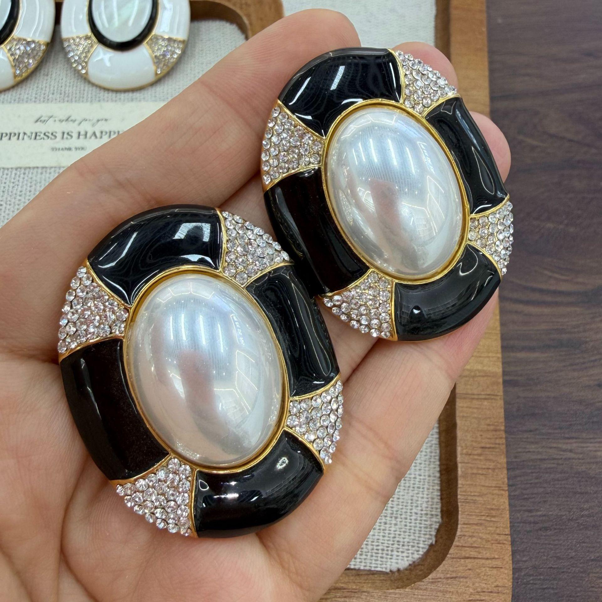 Retro Hong Kong Style Slightly Inlaid Zircon Enamel Glaze Large Earrings, Personality Trend Exaggerated Large Stud Earrings Fashion Earrings
Retro Hong Kong Style Slightly Inlaid Zircon Enamel Glaze Large Earrings, Personality Trend Exaggerated Large Stud Earrings Fashion Earrings