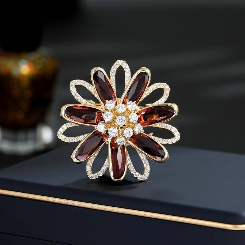 Элегантные аксессуары для пальто высокого класса, женская брошь-корсаж высокого класса с двухслойным кристаллом и цирконием в виде цветка
Элегантные аксессуары для пальто высокого класса, женская брошь-корсаж высокого класса с двухслойным кристаллом и цирконием в виде цветка