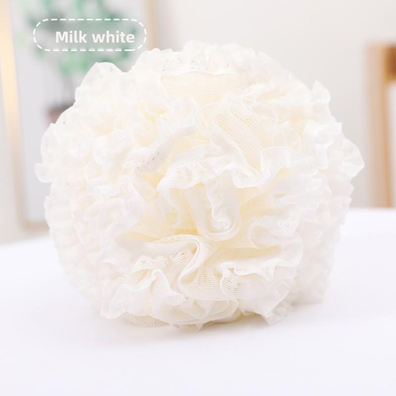 Милая девушка, моющаяся мочалкой для спины с пузырьками, супермягкий очищающий шарик для ванны кремовый