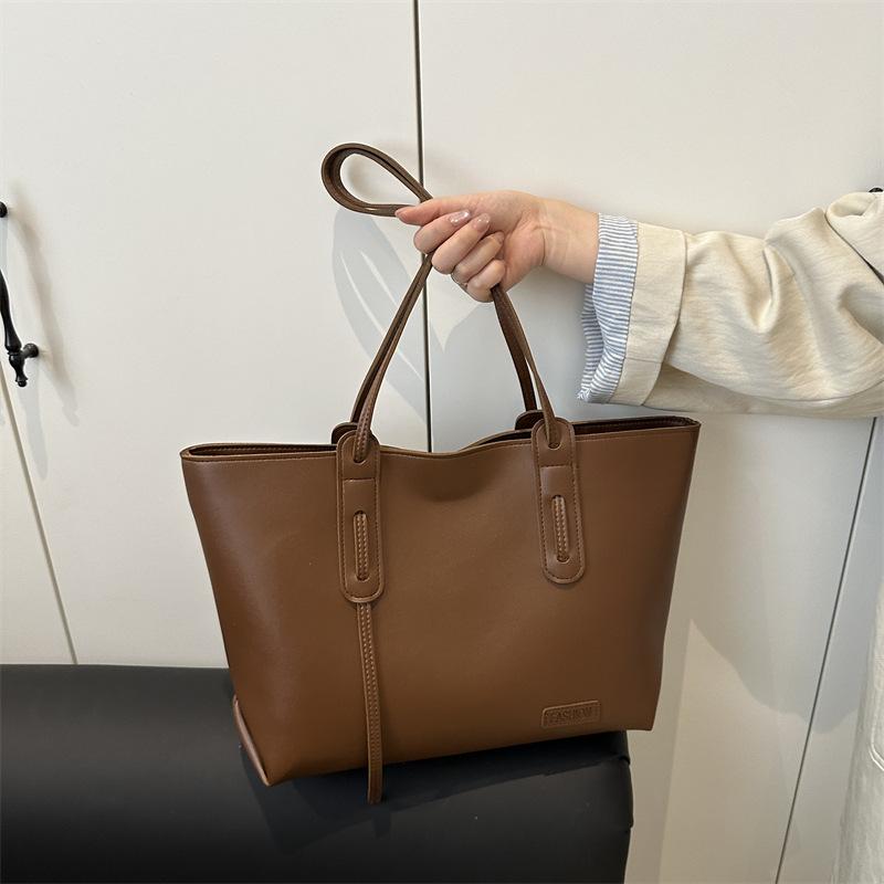 Вместительная новая повседневная универсальная сумка-тоут женская для поездок на работу, студенческая, для занятий, персонализированная, высококачественной текстуры, на плечо коричневый
Вместительная новая повседневная универсальная сумка-тоут женская для поездок на работу, студенческая, для занятий, персонализированная, высококачественной текстуры, на плечо коричневый