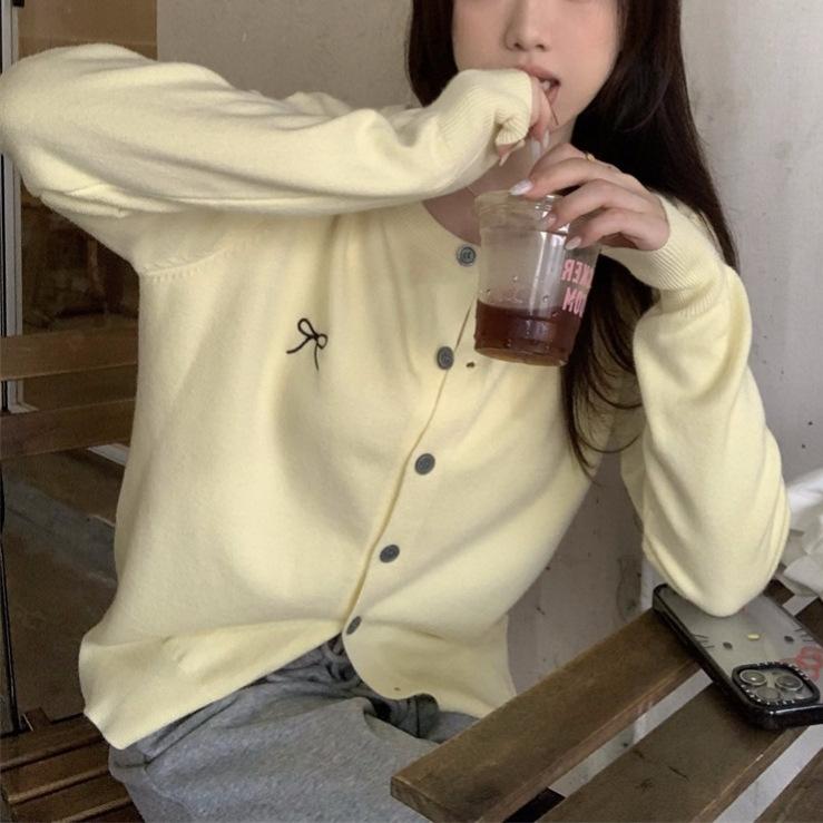 Core-spun yarn, bow-embroidered crew neck knitted cardigan for women s autumn soft waxy outer wear with lazy sweater jacket one size fits all
Core-spun yarn, bow-embroidered crew neck knitted cardigan for women s autumn soft waxy outer wear with lazy sweater jacket one size fits all