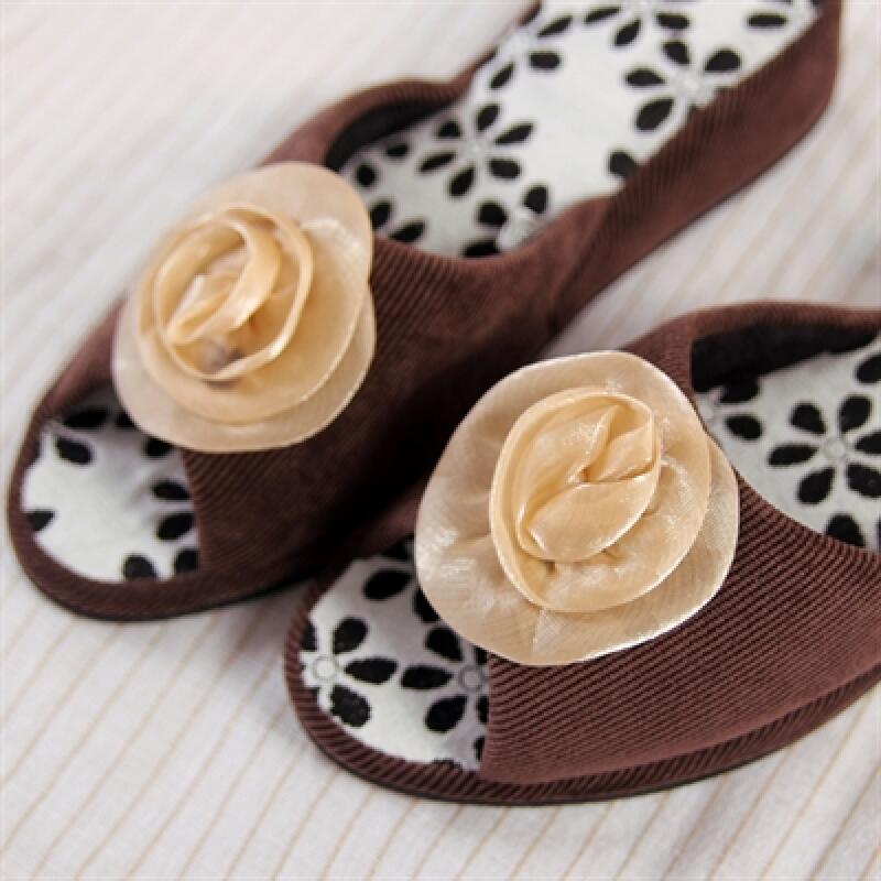 Rose corsage heel slippers brown
Rose corsage heel slippers brown
