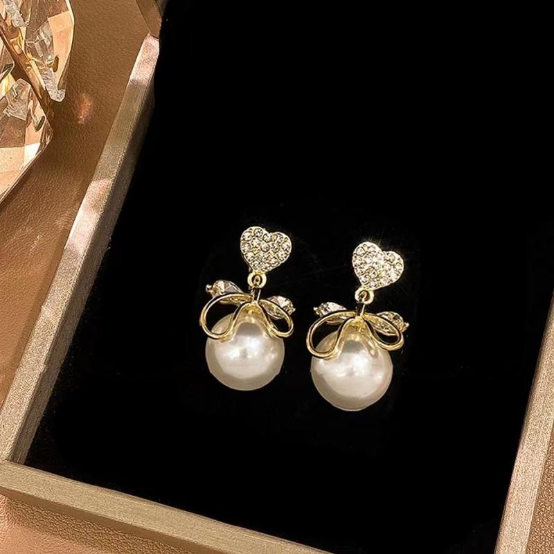 Французские барочные жемчужные серьги-пусеты для женщин Новые Распродажа Стиль Универсальный Ушной аксессуар Love bow pearl
Французские барочные жемчужные серьги-пусеты для женщин Новые Распродажа Стиль Универсальный Ушной аксессуар Love bow pearl