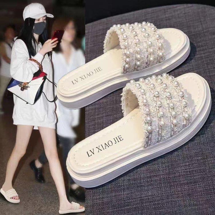 Slippers women wear Internet celebrity Xiaoxiangfeng summer new ins popular thick bottom one-word drag temperament fashion sandals 35 чорний
Slippers women wear Internet celebrity Xiaoxiangfeng summer new ins popular thick bottom one-word drag temperament fashion sandals 35 чорний