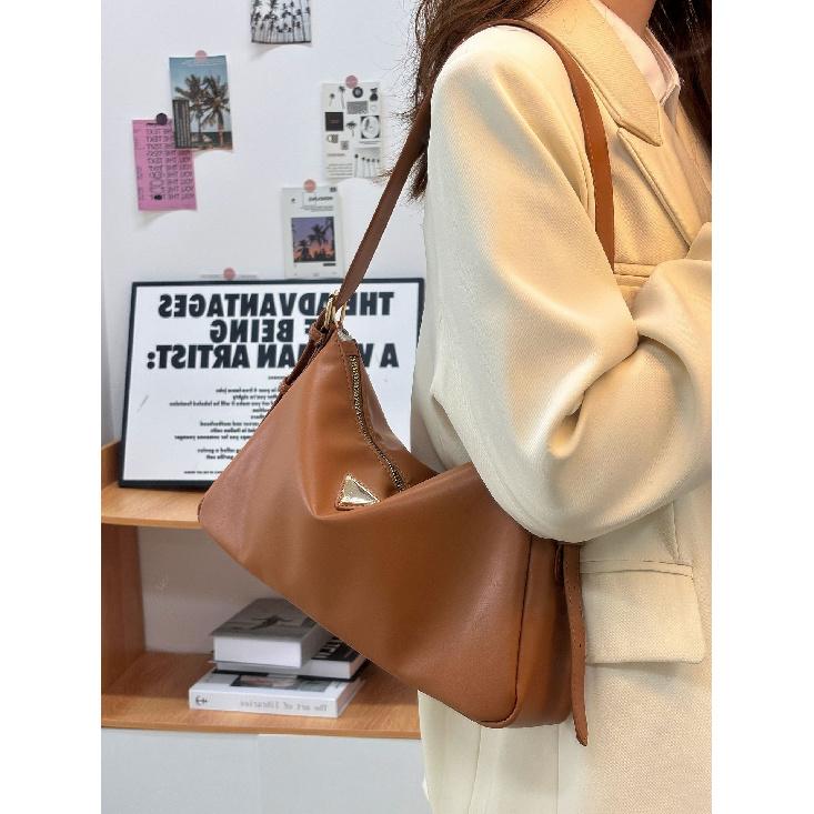 2024 Новая сумка через плечо Ощущение высокого класса Женская сумка Сумка-подушка Винтажная Простая Элегантная Универсальная На плечо Винтажная Сумка-тоут коричневый
2024 Новая сумка через плечо Ощущение высокого класса Женская сумка Сумка-подушка Винтажная Простая Элегантная Универсальная На плечо Винтажная Сумка-тоут коричневый