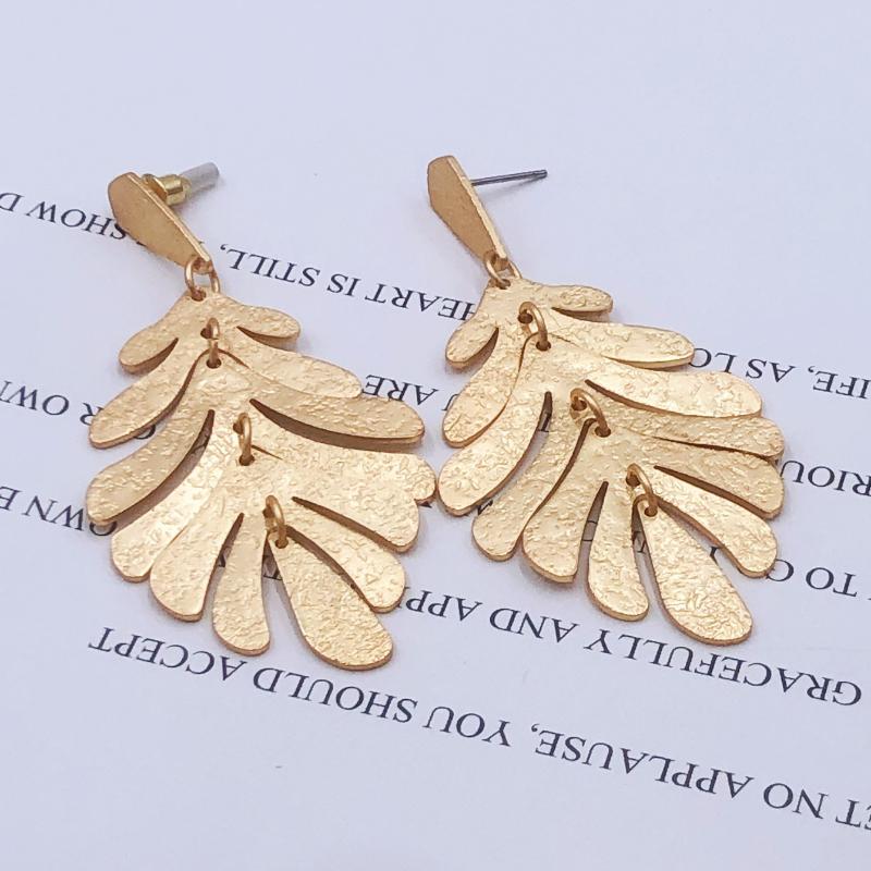 Металлические серьги в виде листьев дерева с кисточками из бахромы — идеальный аксессуар для современных женщин
Металлические серьги в виде листьев дерева с кисточками из бахромы — идеальный аксессуар для современных женщин