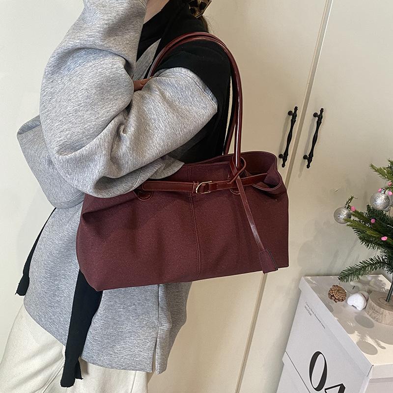 Premium sense large capacity fashionable retro tote bag women s 2025 new niche simple casual underarm shoulder bag 44*12*20
Premium sense large capacity fashionable retro tote bag women s 2025 new niche simple casual underarm shoulder bag 44*12*20