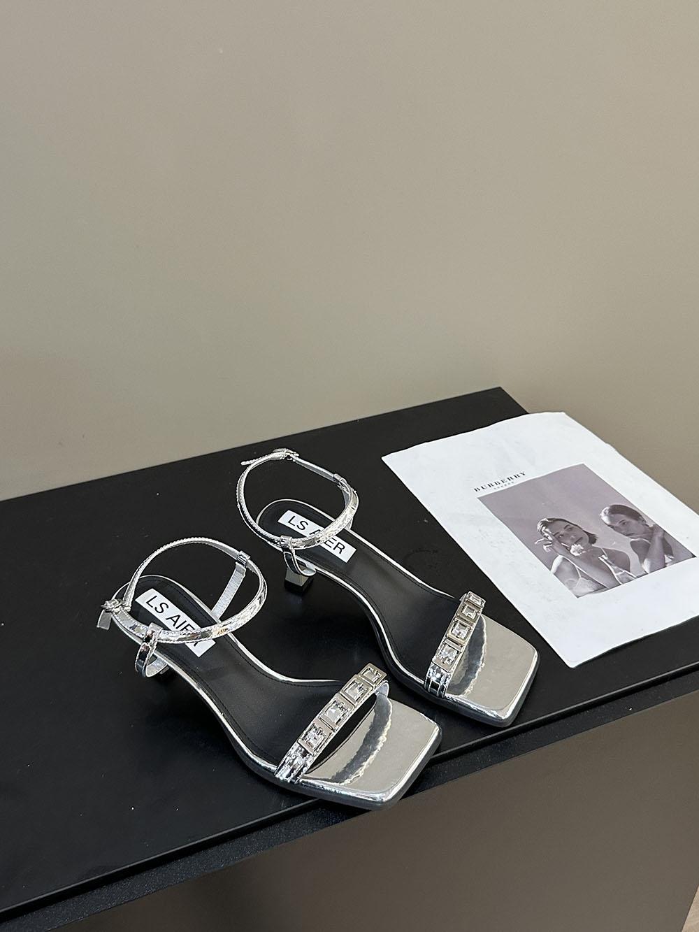 Модные женские босоножки с открытым носком, летние туфли с пряжкой на ремне и заклепками, тонкие туфли на среднем каблуке, черные, зеленые, серебристые, сексуальные туфли-лодочки с ремешком на щиколотке 39 7.5 серебряный
Модные женские босоножки с открытым носком, летние туфли с пряжкой на ремне и заклепками, тонкие туфли на среднем каблуке, черные, зеленые, серебристые, сексуальные туфли-лодочки с ремешком на щиколотке 39 7.5 серебряный