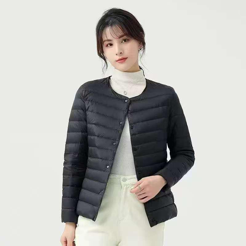 2025 Женская легкая пуховая куртка без воротника - Теплая, большого размера, короткое пальто с круглым вырезом для осени/зимы 4XL 155-170 jin
2025 Женская легкая пуховая куртка без воротника - Теплая, большого размера, короткое пальто с круглым вырезом для осени/зимы 4XL 155-170 jin