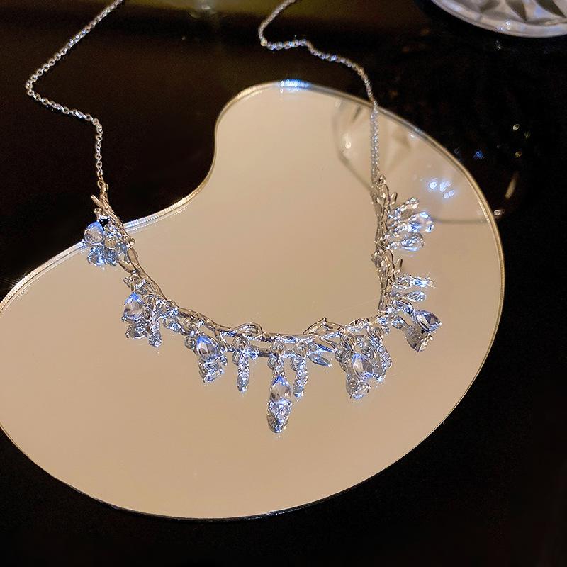 Европейская и американская мода Ожерелье с бриллиантовой инкрустацией в виде капли воды - Высококлассная металлическая цепочка на ключицу в холодном стиле для женщин
Европейская и американская мода Ожерелье с бриллиантовой инкрустацией в виде капли воды - Высококлассная металлическая цепочка на ключицу в холодном стиле для женщин