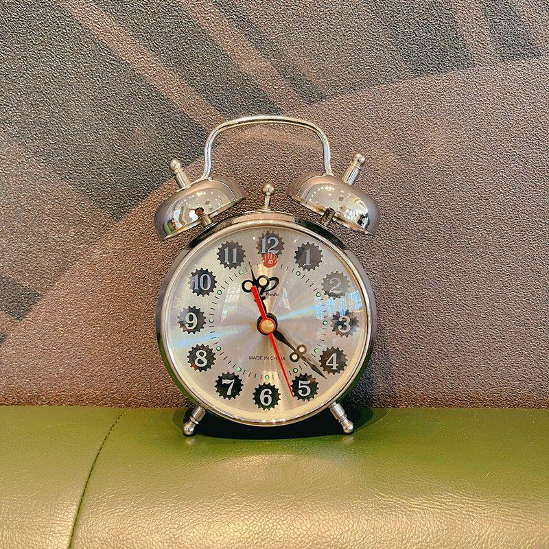 Retro Table Clocks Creative Metal Desk Watch Simple Bedroom Nightstand Miniature Alarm Clock Modern Home Decoration Ornaments срібний
Retro Table Clocks Creative Metal Desk Watch Simple Bedroom Nightstand Miniature Alarm Clock Modern Home Decoration Ornaments срібний