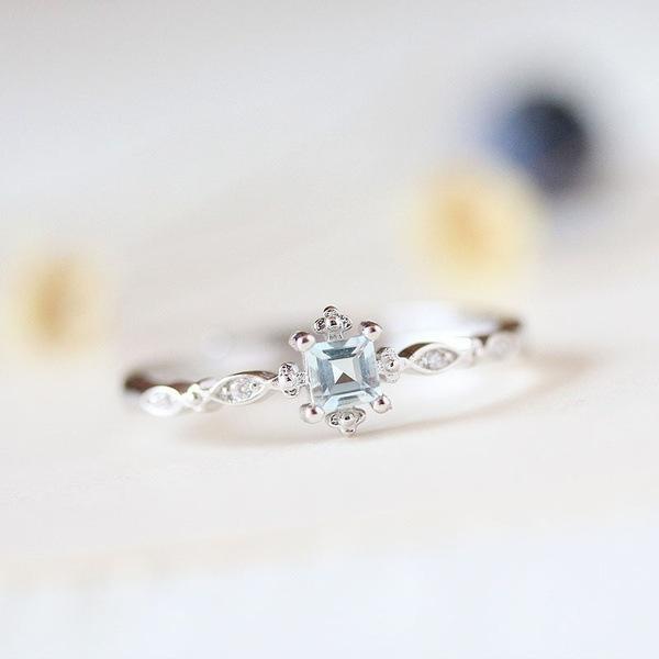 New small fresh and elegant ring, niche diamond-set topaz sea blue zircon ring. No. 10 срібний
New small fresh and elegant ring, niche diamond-set topaz sea blue zircon ring. No. 10 срібний