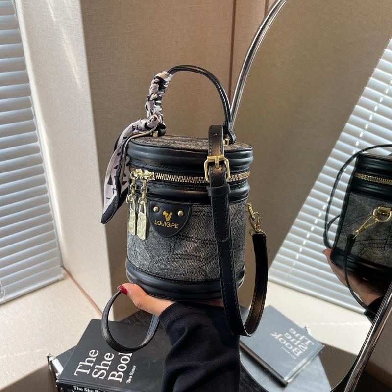 Высококачественная ретро-сумка женская 2024 новая портативная сумка через плечо женская сумка через плечо сумка-ведро чёрный
Высококачественная ретро-сумка женская 2024 новая портативная сумка через плечо женская сумка через плечо сумка-ведро чёрный