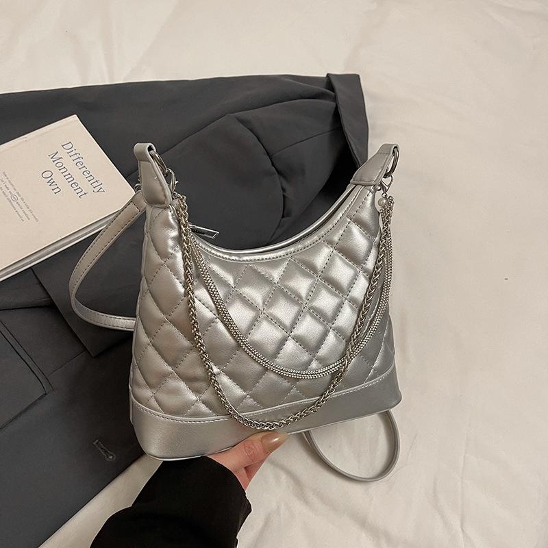 This year s popular diamond chain bag women s 2025 new trendy fashion high sense foreign versatile shoulder messenger bag
This year s popular diamond chain bag women s 2025 new trendy fashion high sense foreign versatile shoulder messenger bag