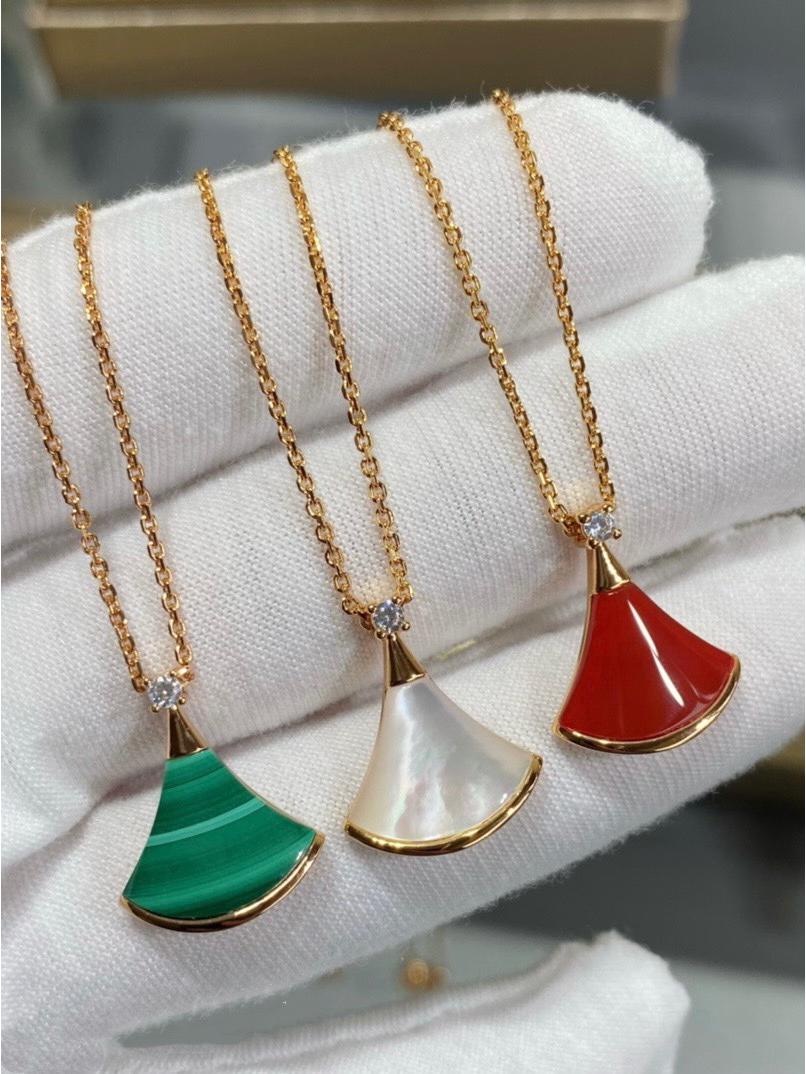 Элегантное жемчужное колье из розового золота с подвеской-юбкой - стиль знаменитостей
Элегантное жемчужное колье из розового золота с подвеской-юбкой - стиль знаменитостей