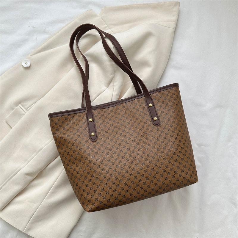 Chic Minimalist Tote Bag Stylish Large Capacity Handbag For Casual Commute In Black Pink And Brown світло-коричневого кольору
Chic Minimalist Tote Bag Stylish Large Capacity Handbag For Casual Commute In Black Pink And Brown світло-коричневого кольору